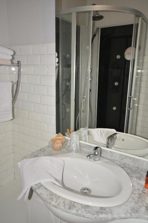 Albergo Hotel Saint-Laurent-du-Var Ruang foto