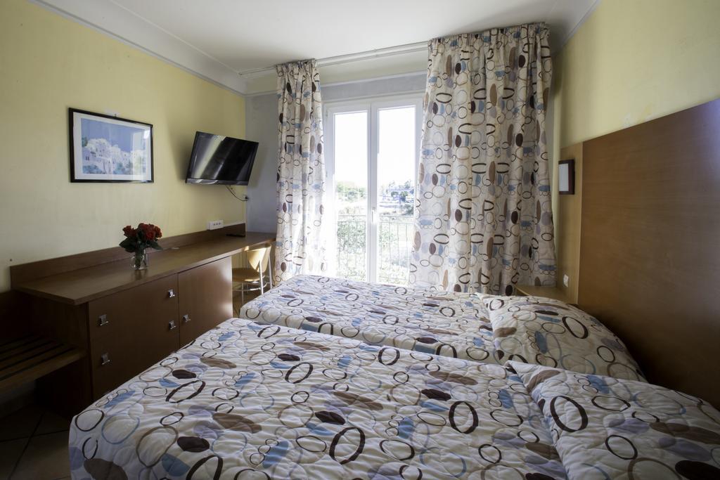 Albergo Hotel Saint-Laurent-du-Var Bagian luar foto