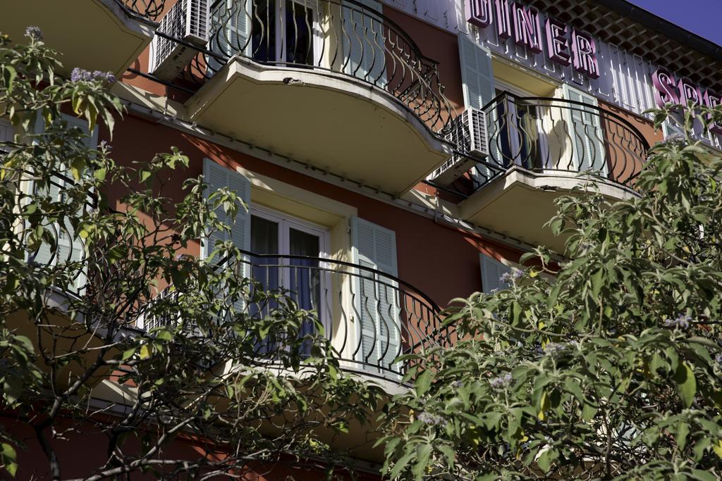 Albergo Hotel Saint-Laurent-du-Var Bagian luar foto