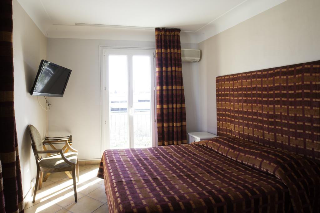 Albergo Hotel Saint-Laurent-du-Var Bagian luar foto