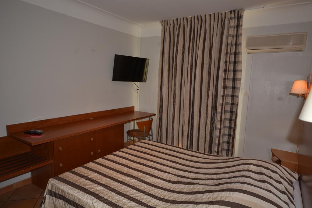 Albergo Hotel Saint-Laurent-du-Var Bagian luar foto