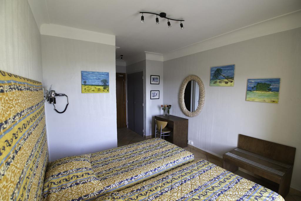Albergo Hotel Saint-Laurent-du-Var Bagian luar foto