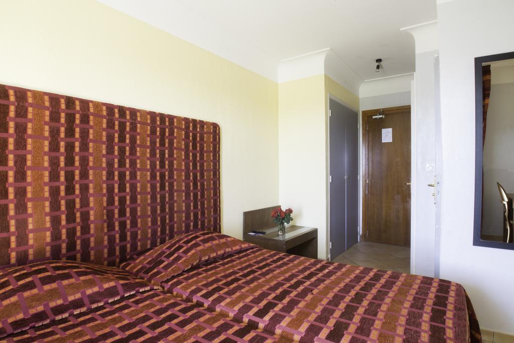 Albergo Hotel Saint-Laurent-du-Var Bagian luar foto