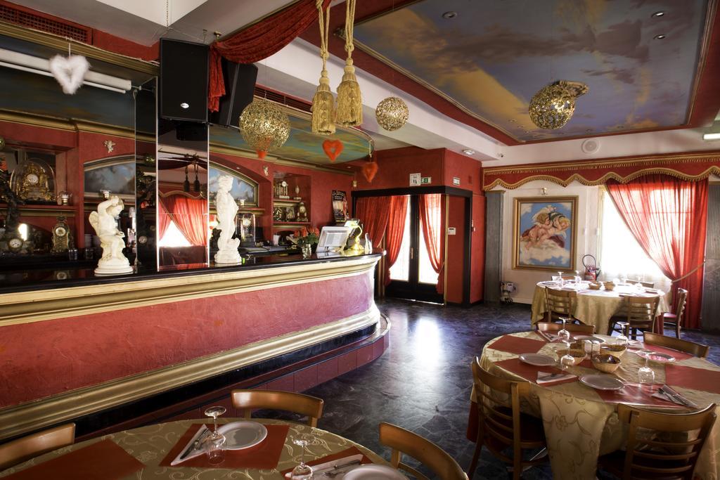 Albergo Hotel Saint-Laurent-du-Var Bagian luar foto