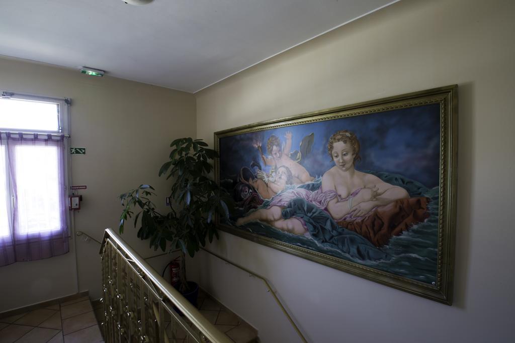 Albergo Hotel Saint-Laurent-du-Var Bagian luar foto