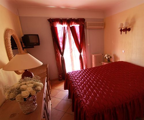Albergo Hotel Saint-Laurent-du-Var Bagian luar foto