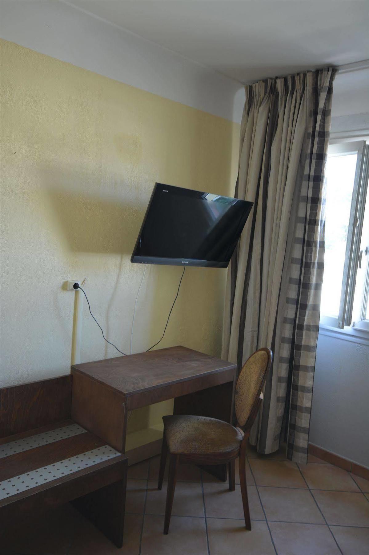 Albergo Hotel Saint-Laurent-du-Var Bagian luar foto