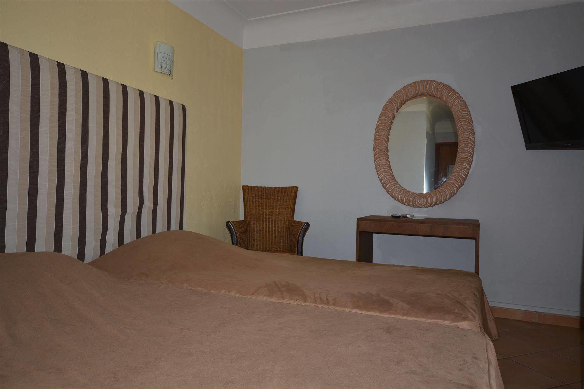 Albergo Hotel Saint-Laurent-du-Var Bagian luar foto