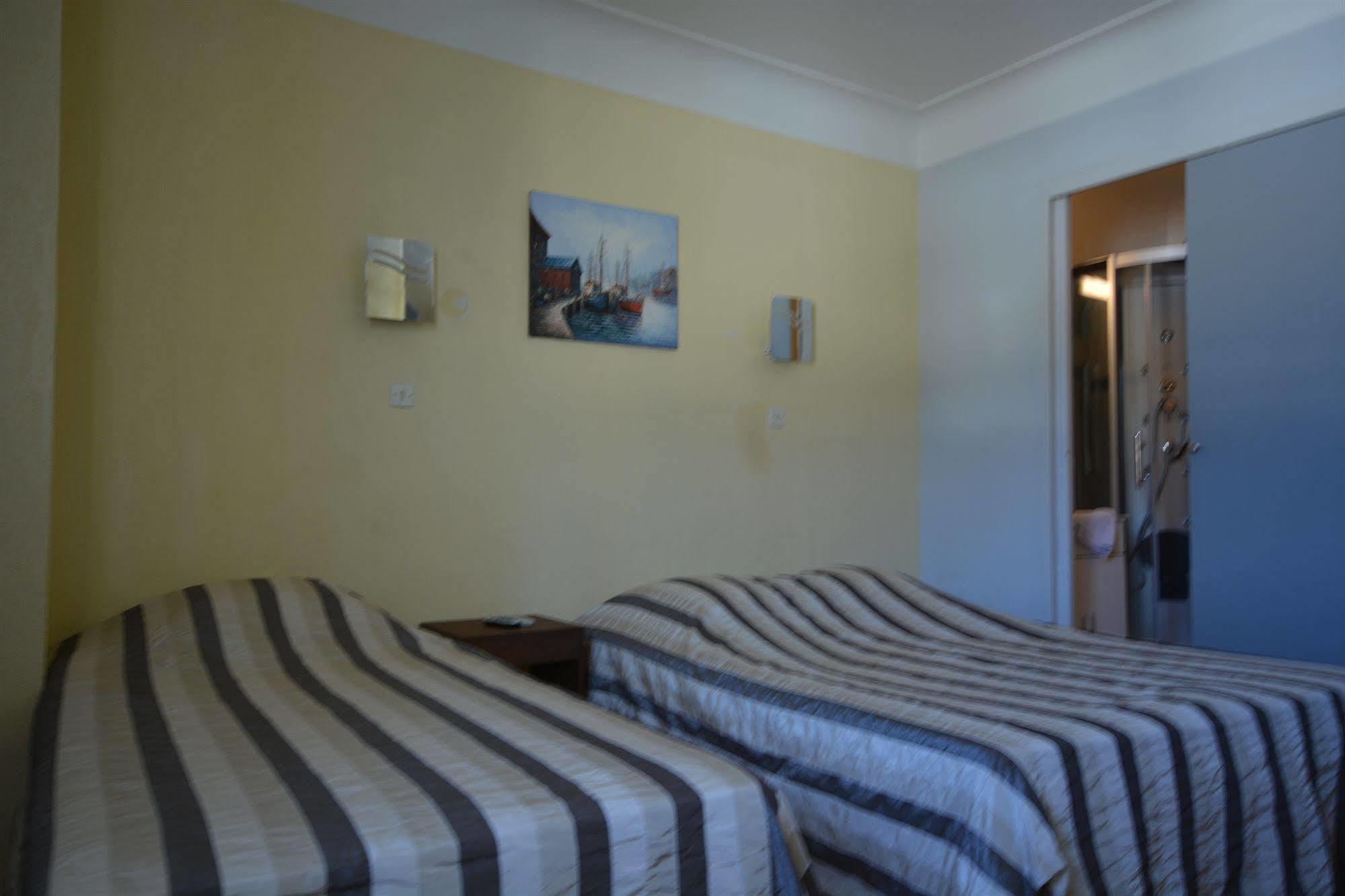 Albergo Hotel Saint-Laurent-du-Var Bagian luar foto