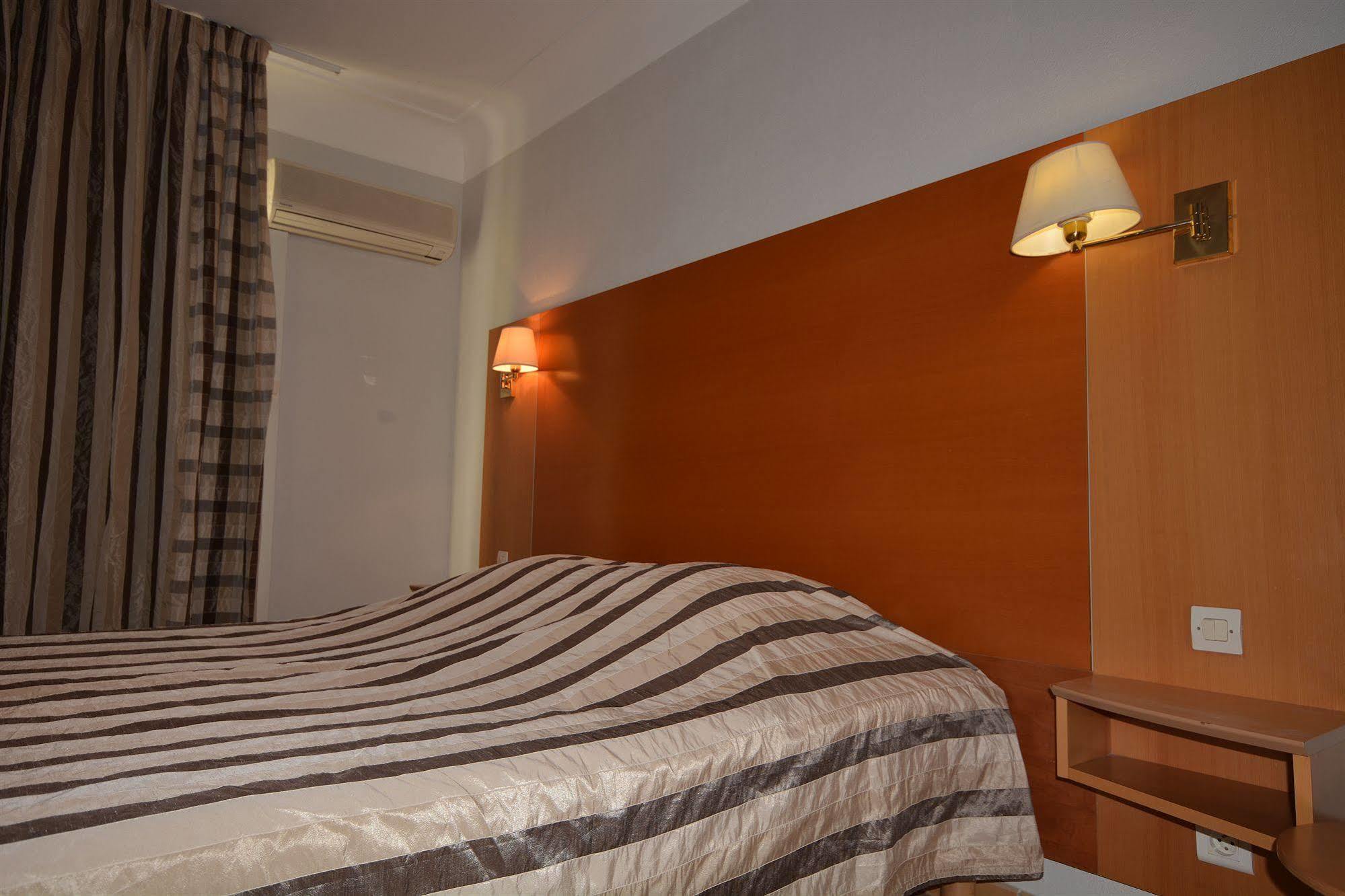 Albergo Hotel Saint-Laurent-du-Var Bagian luar foto