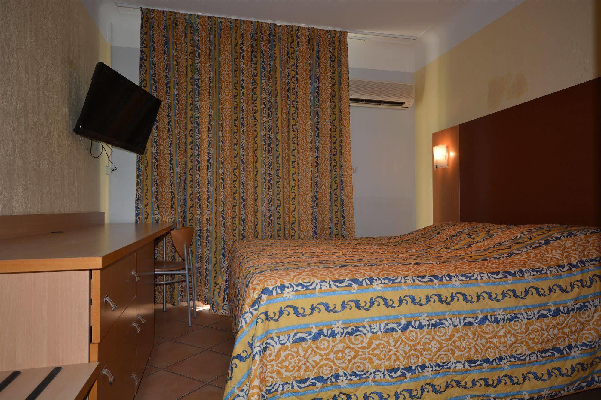 Albergo Hotel Saint-Laurent-du-Var Bagian luar foto