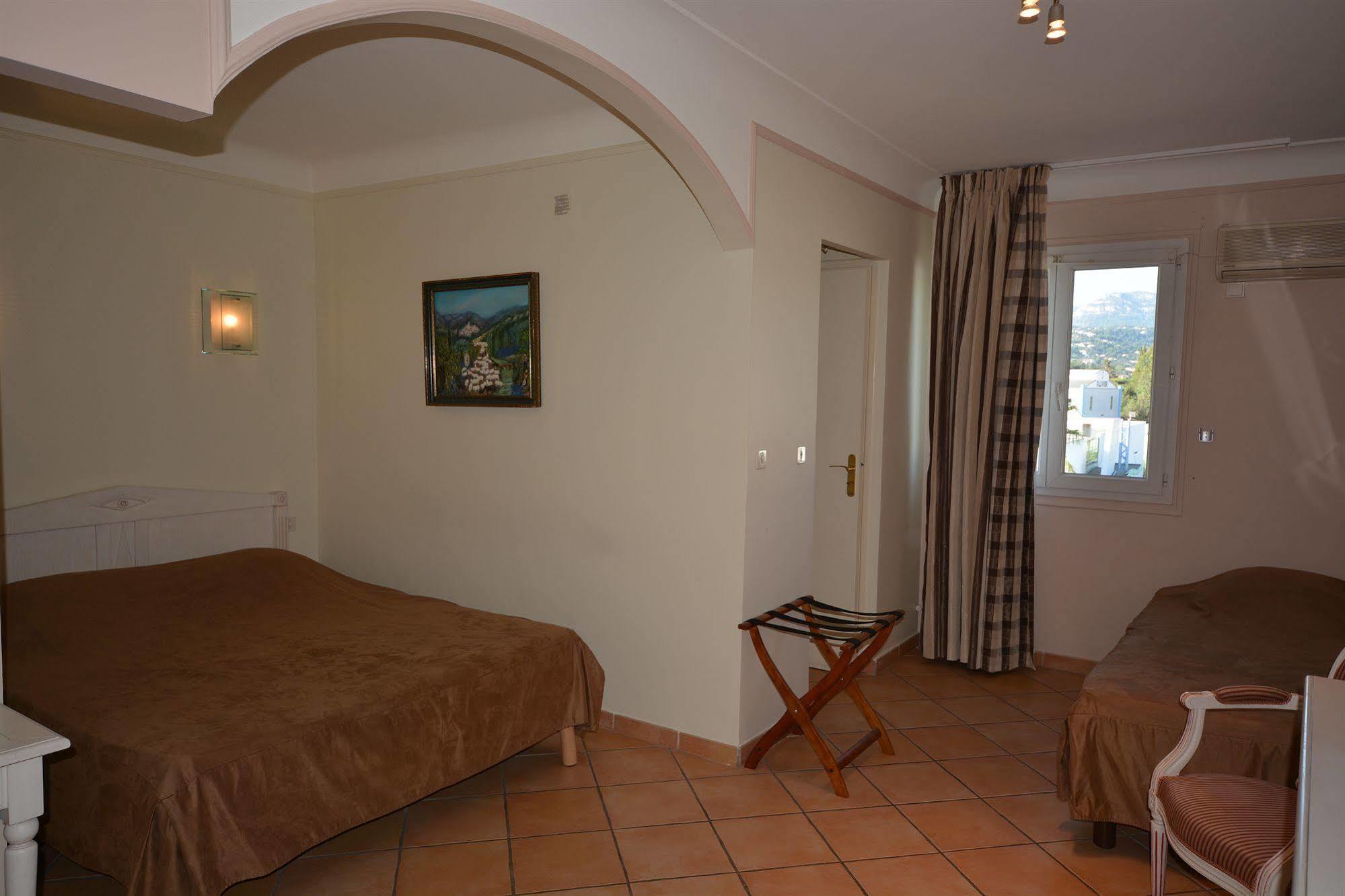 Albergo Hotel Saint-Laurent-du-Var Bagian luar foto