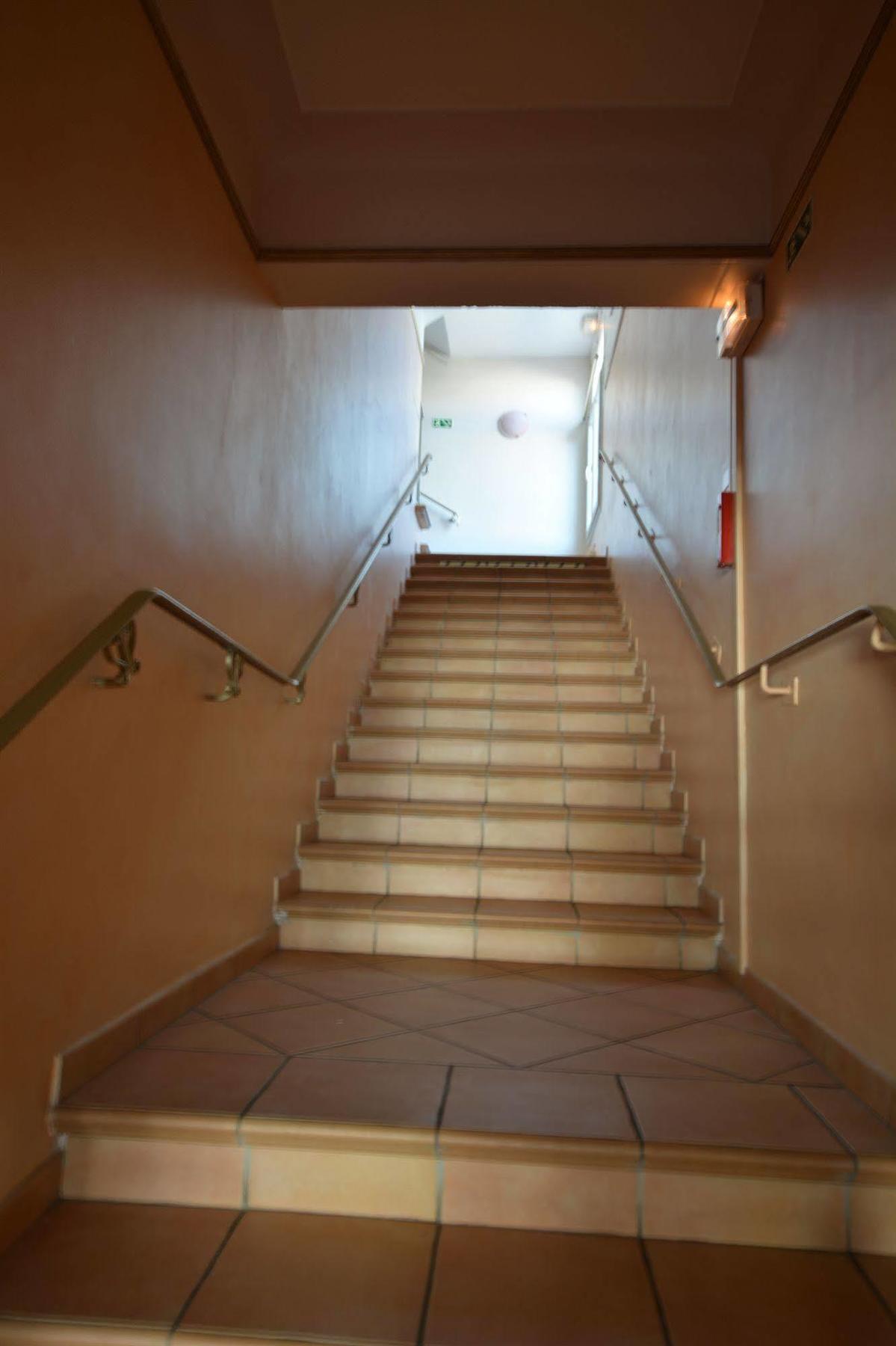 Albergo Hotel Saint-Laurent-du-Var Bagian luar foto